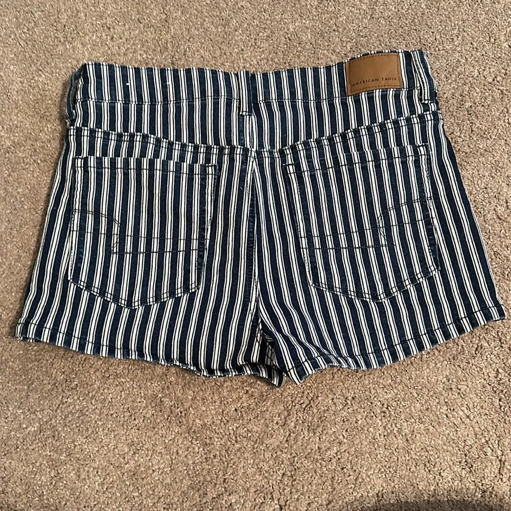 American Eagle 4 blue and white striped shorts - Picture 2 of 3